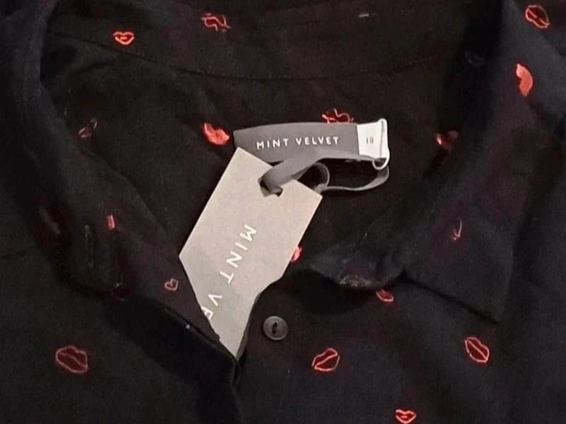Mint Velvet Mint Velvet Black Red Foil Lips Print Shirt RRP £89 - size 18