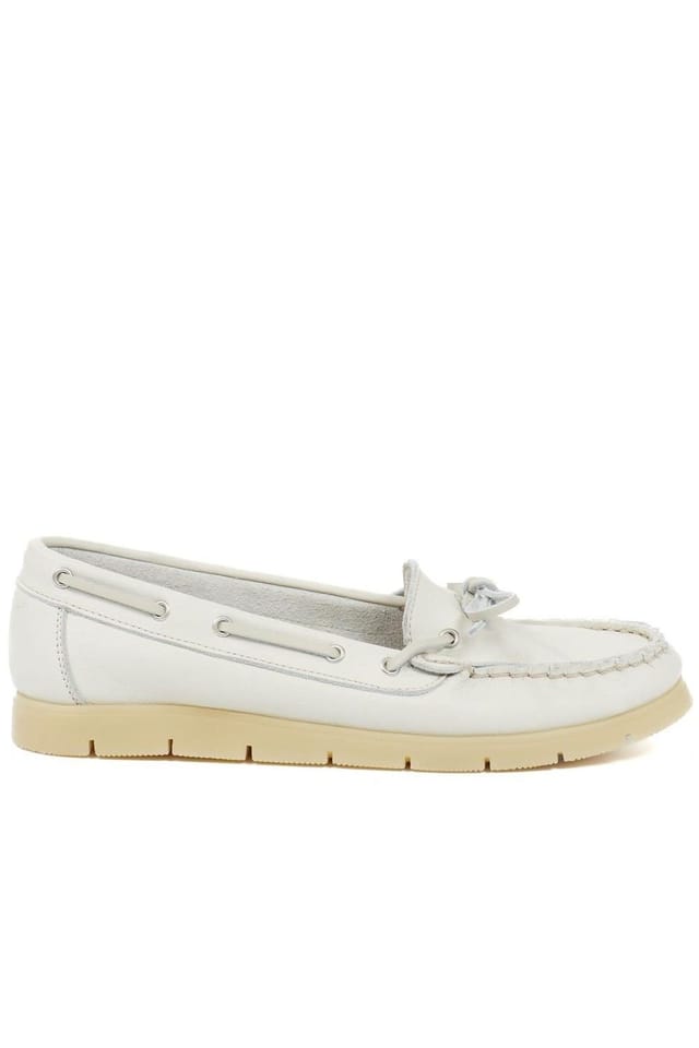 Jones Bootmaker Jones Bootmaker Women's Penella Hand-Stitched Leather Moccasins in White - 2