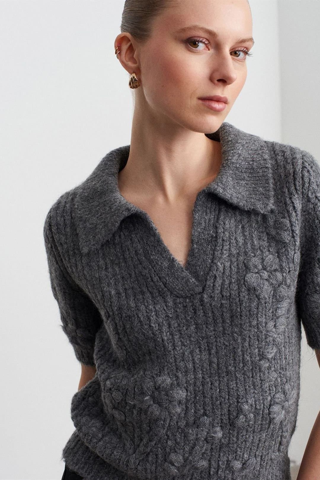 Dilvin Dilvin Women's Textured Ribbed Polo-collar Sweater in Charcoal