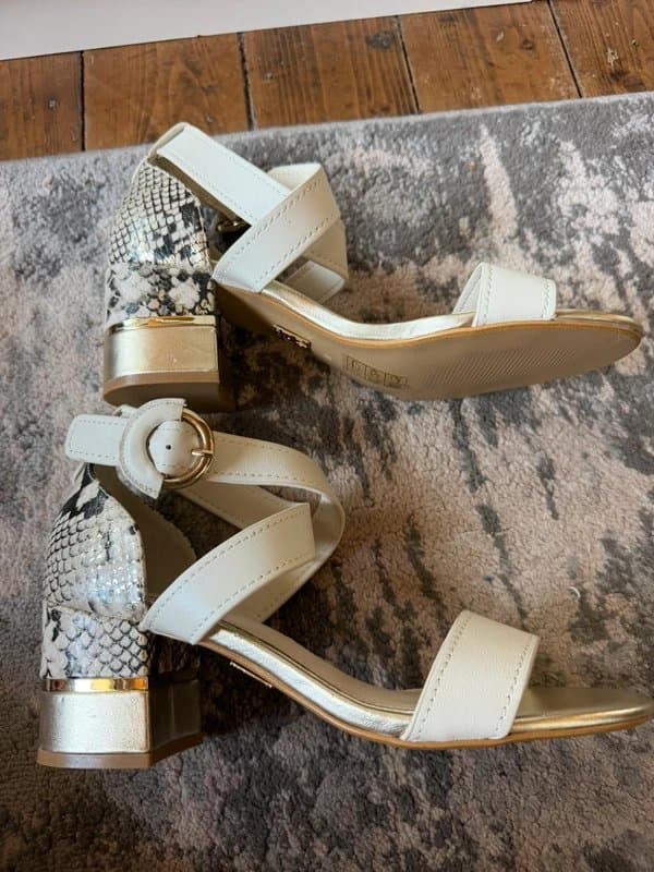 Moda in Pelle Moda in Pelle off white/cream block heel sandals. Size 7