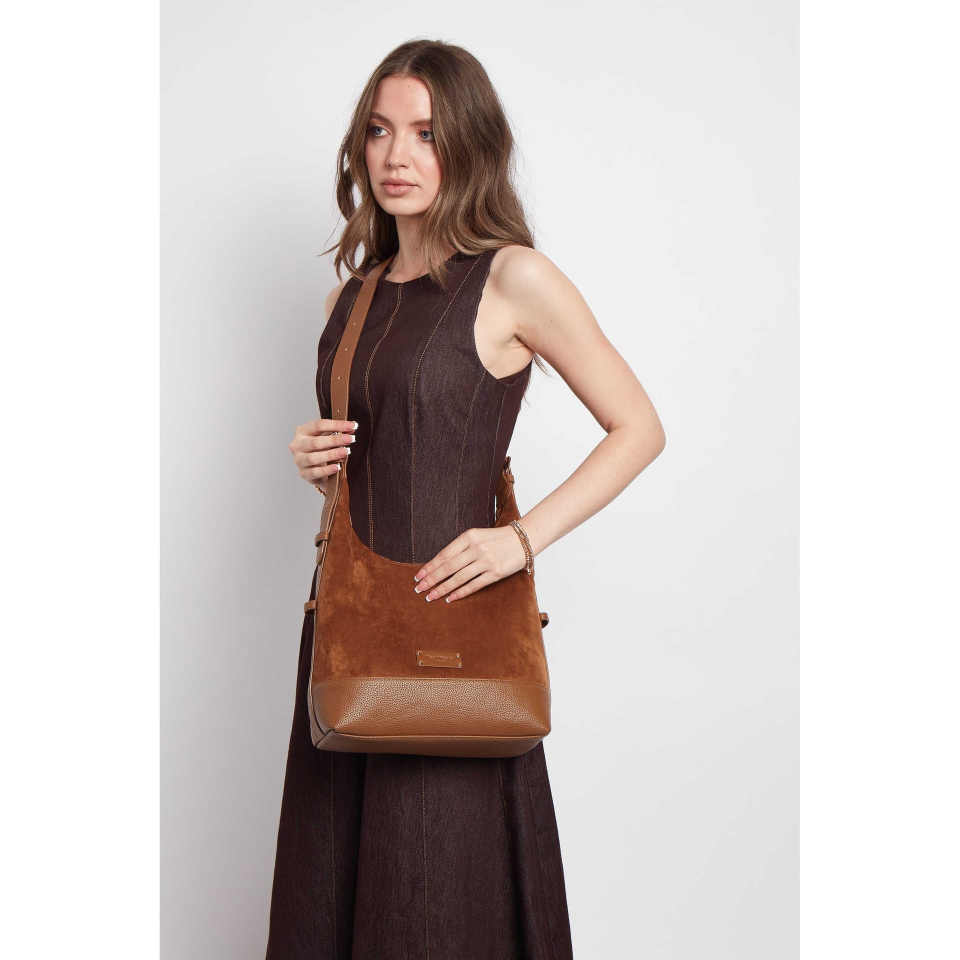 ALICE WHEELER LONDON ALICE WHEELER LONDON Women's Kensington Suedette Large Crossbody Bag in Brown - 4