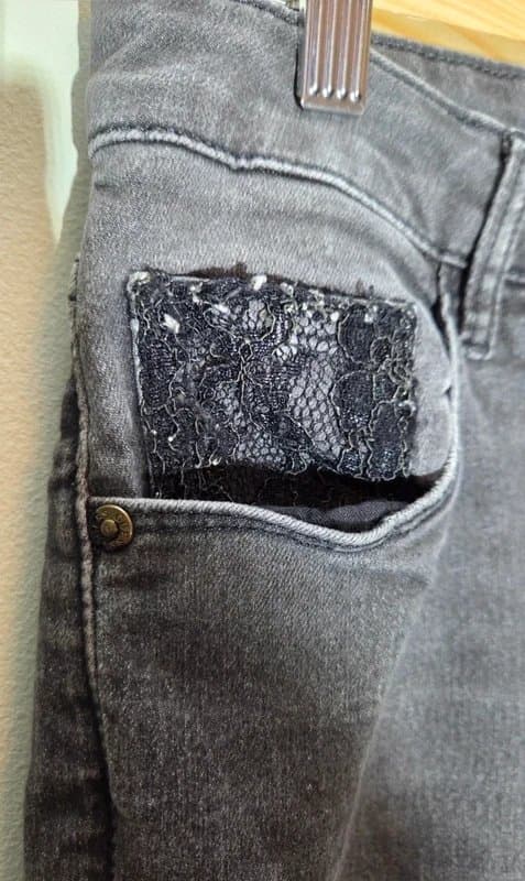 GUESS Guess grey Skinny Jeans with lace Pocket & Ripped Knee – Size W28