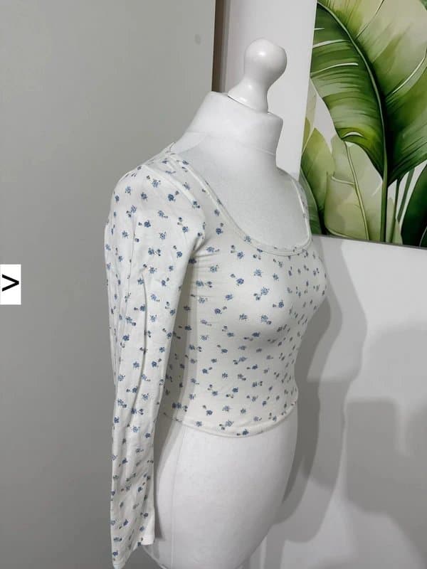 Hollister Hollister White Blue Floral Fitted Cropped Long Sleeve Top
