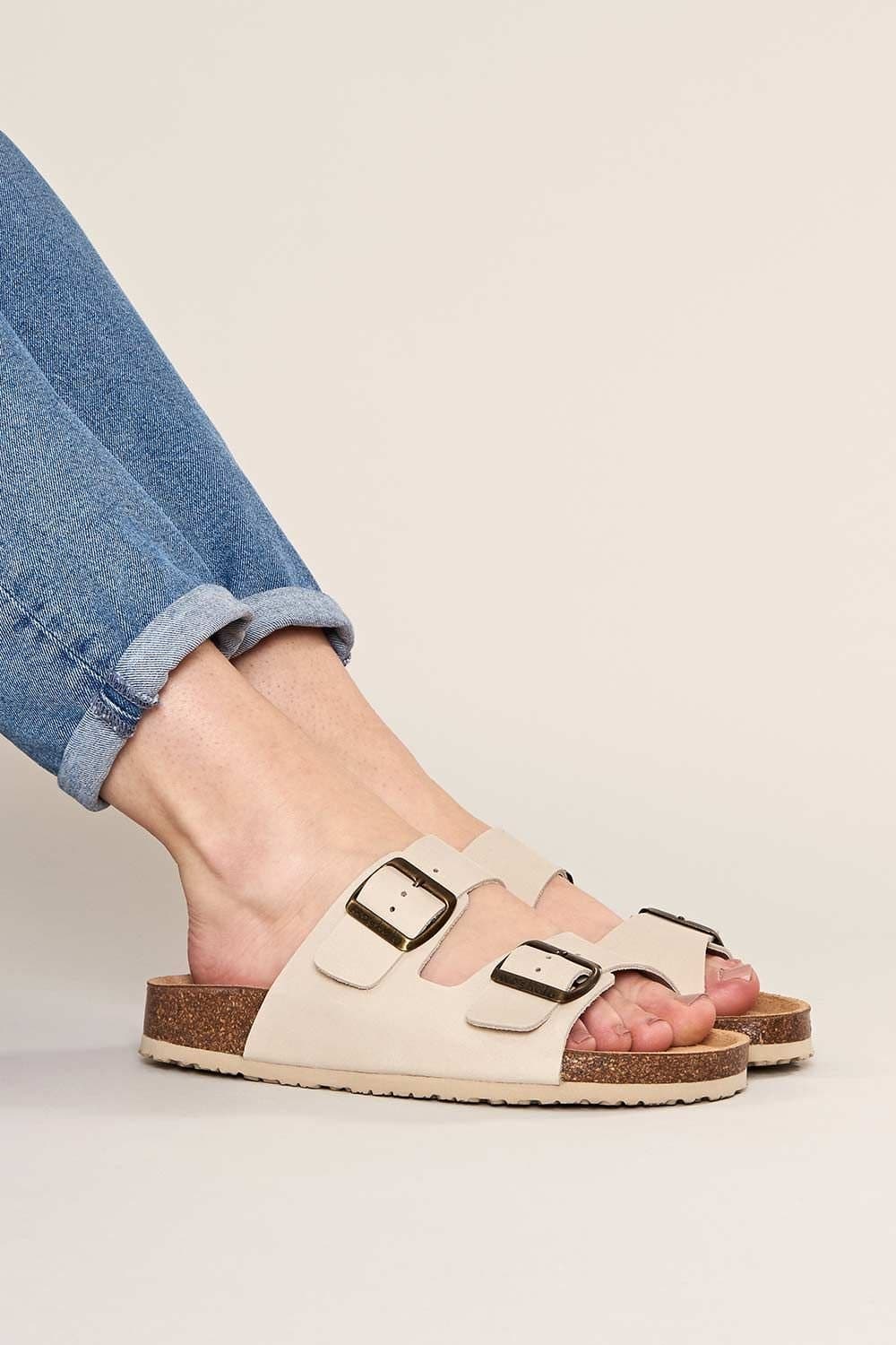 Moshulu Moshulu Women's 'Bavaria Waxy' Cork Footbed Sandals in Light Sand