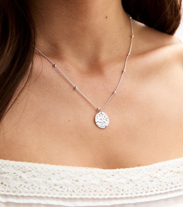 New Look Silver Tone Textured Disc Charm Necklace New Look - 2