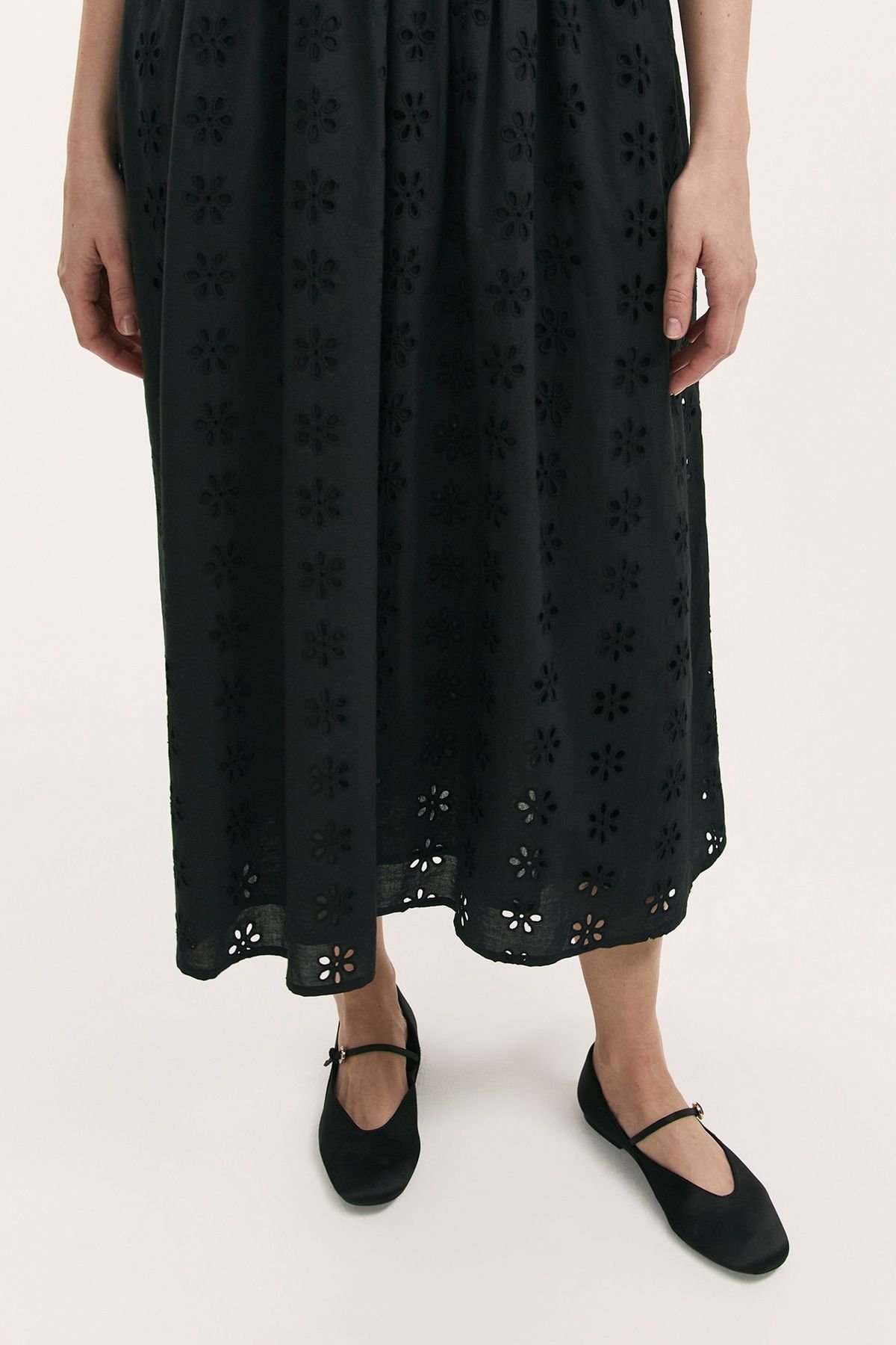 Finery London Finery London Women's Brea Embroidered Gathered Midi Dress in Black - 4