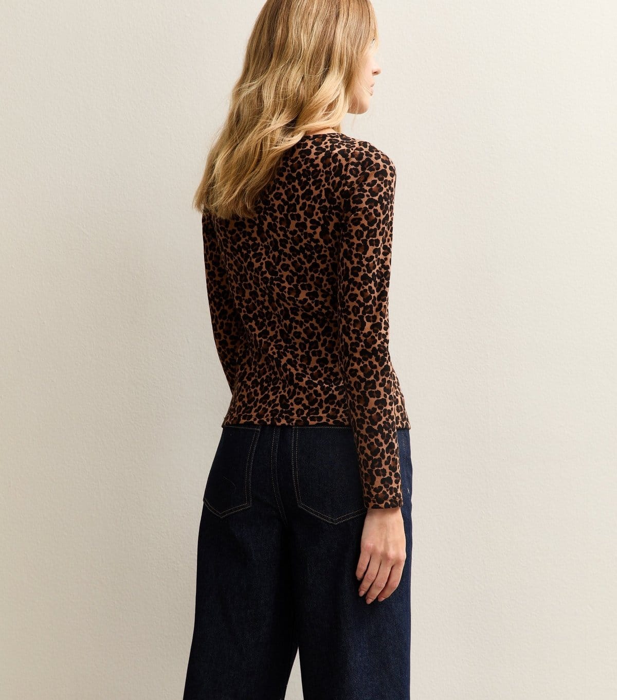 New Look Women's Brown Leopard Print Crew Neck Top New Look - 4