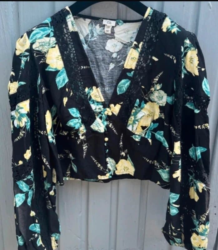 River Island River Island cropped floral and lace blouse 14 plunge v-neckgreat with jeans