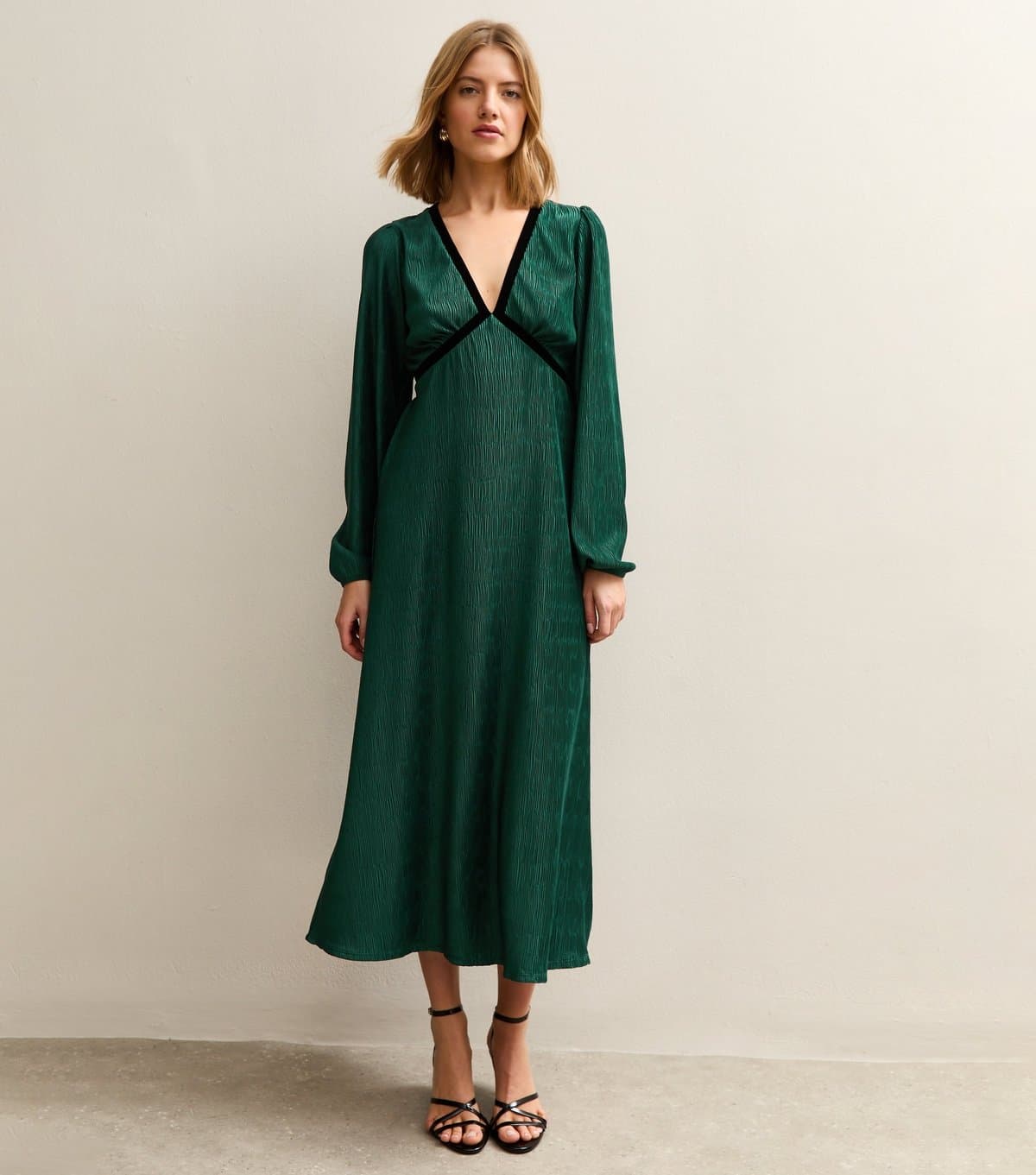 New Look Women's Dark Green Plisse V-Neck Midi Dress New Look
