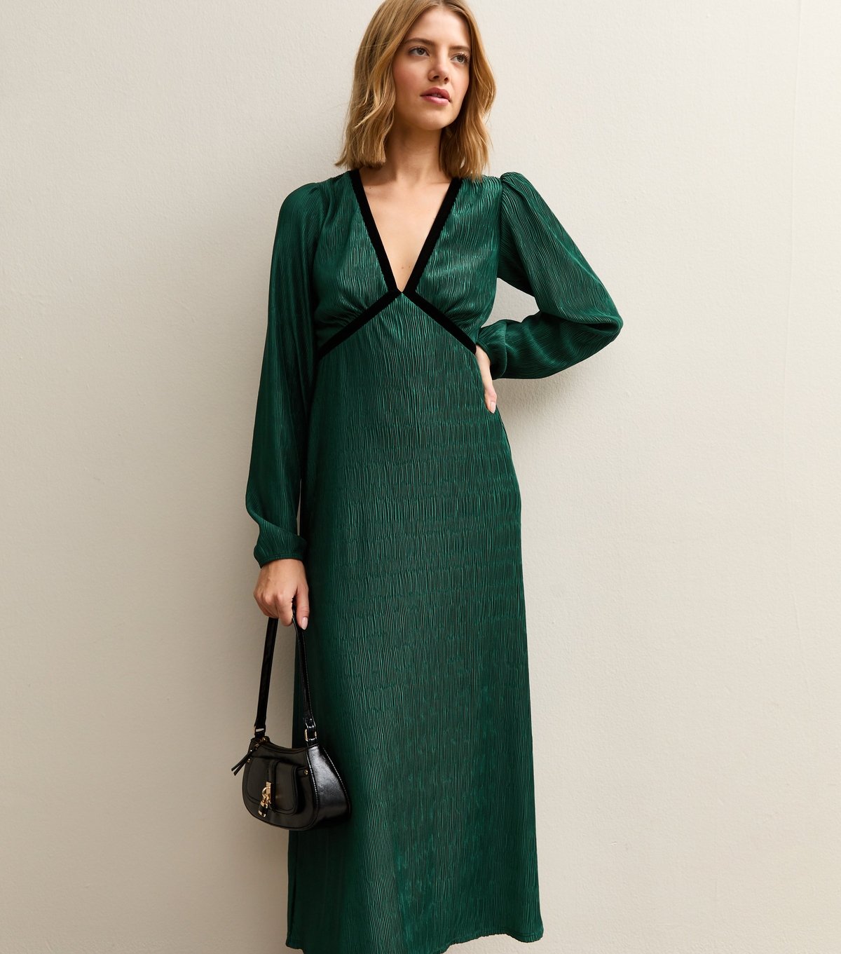 New Look Women's Dark Green Plisse V-Neck Midi Dress New Look - 3