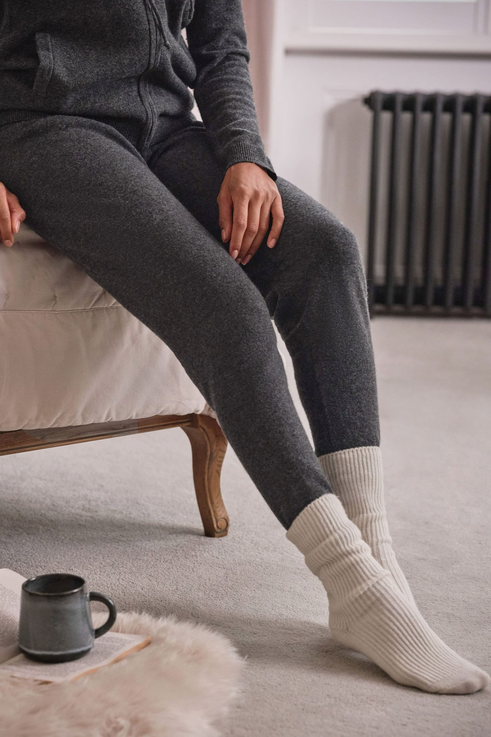 WoolOvers WoolOvers Women's Cashmere & Merino Luxe Lounge Joggers in Dark Grey