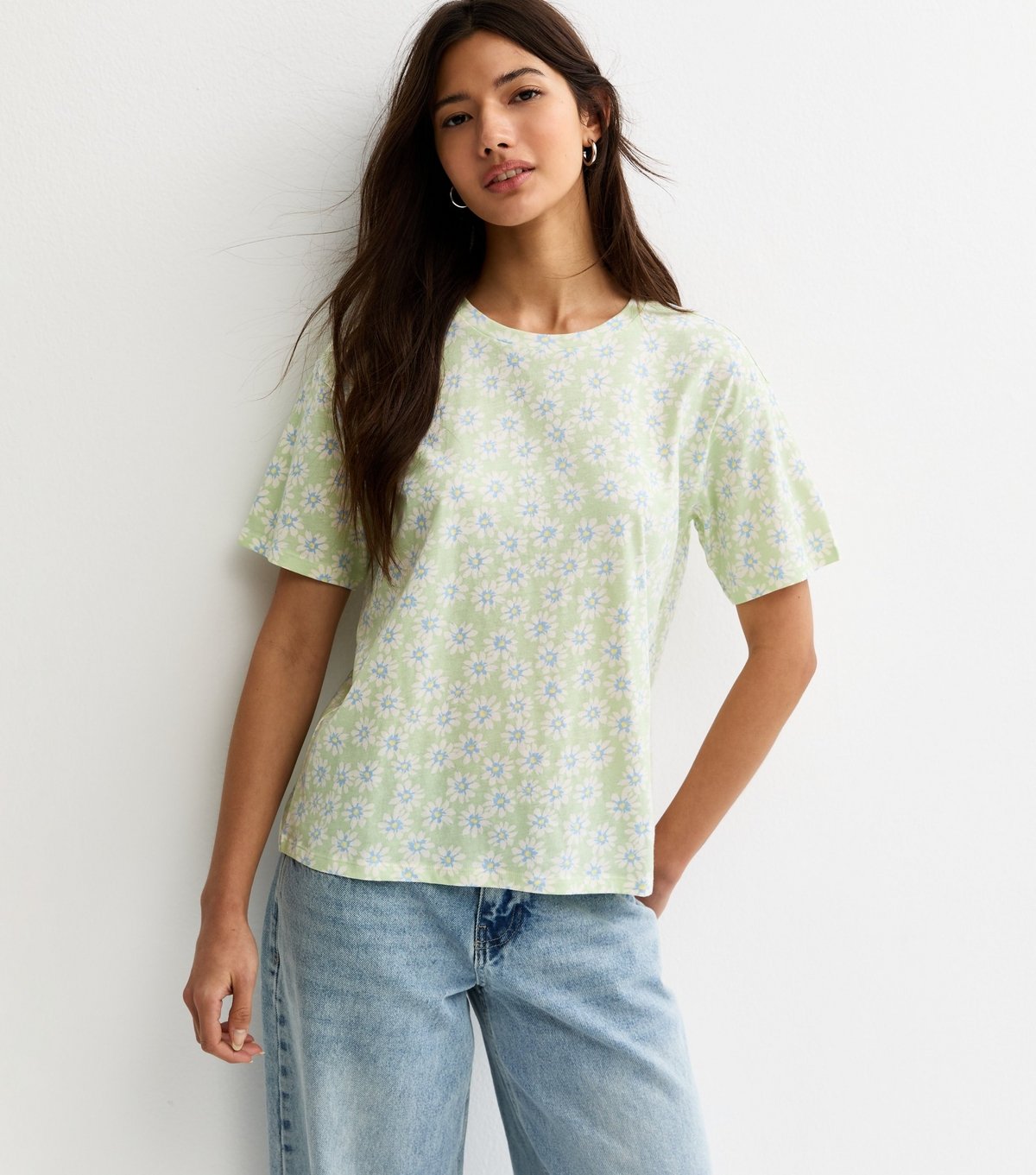 New Look Women's Green Cotton Daisy Print T-Shirt New Look - 2