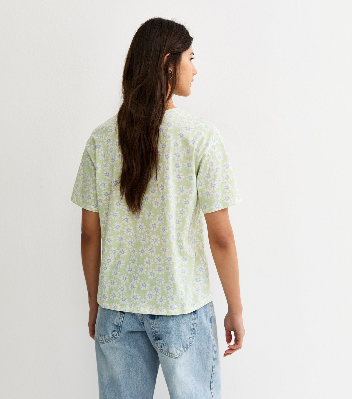 New Look Women's Green Cotton Daisy Print T-Shirt New Look - 4