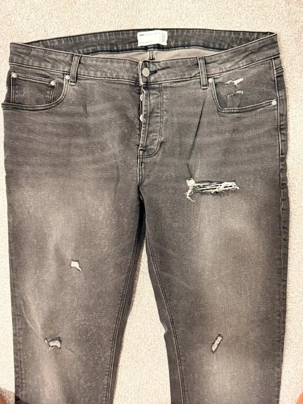 ASOS Men’s ASOS black slim ripped jeans. Faded black finish 40W