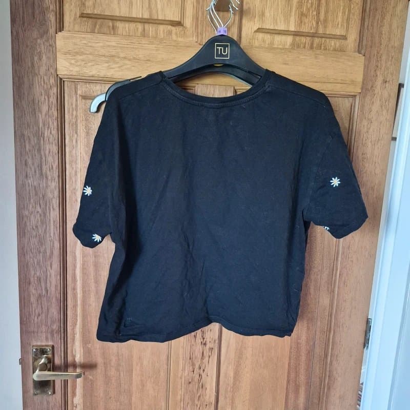 New Look Size 14 t shirt black with embroidered daisies
