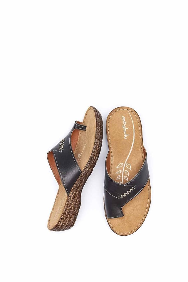 Moshulu Moshulu Women's 'Seville Classic 2' Toe-Loop Comfort Sandals in Black - 2