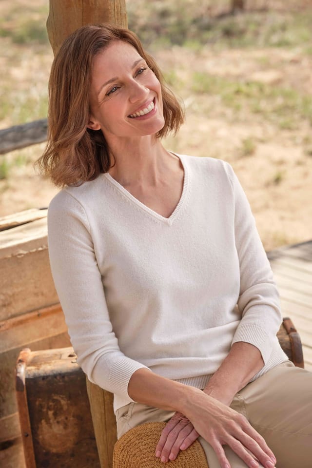 WoolOvers WoolOvers Women's Cashmere & Merino V Neck Knitted Jumper in Cream - 3