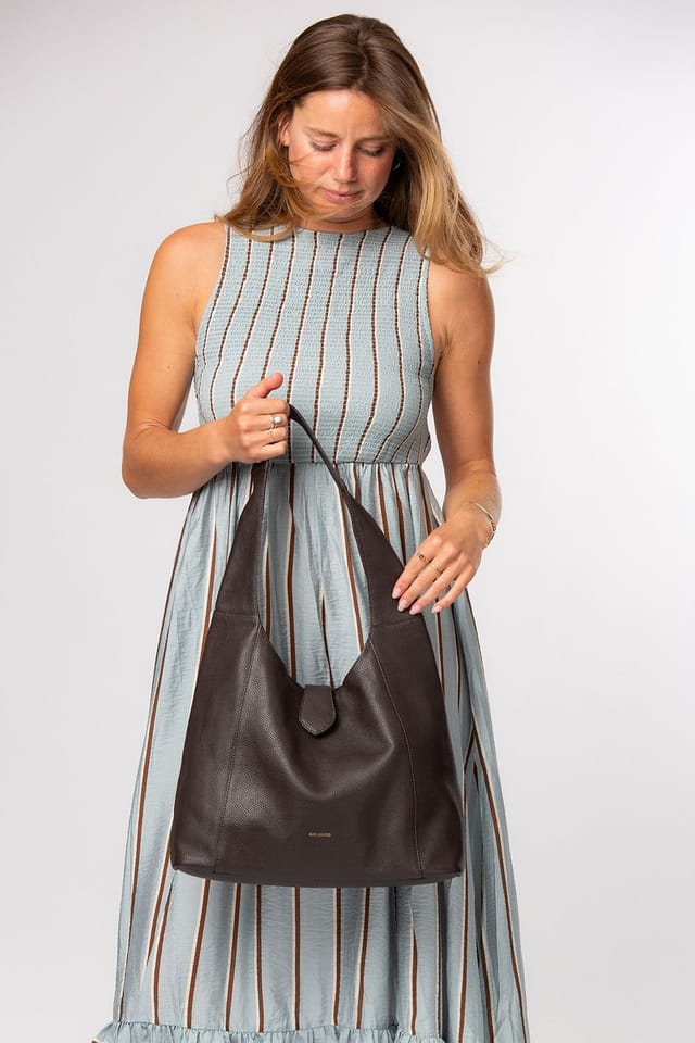Pure Luxuries London Pure Luxuries London Women's 'Everly' Leather Shoulder Bag in Dark Brown - 2