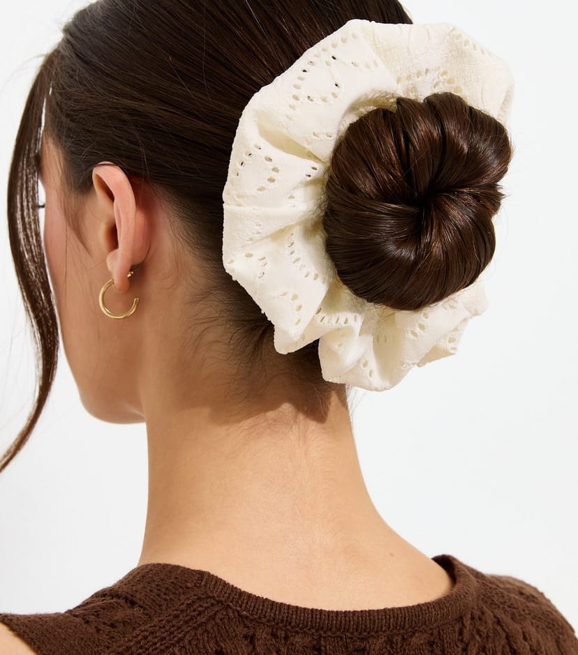 New Look White Broderie Anglaise Oversized Scrunchie New Look - 1