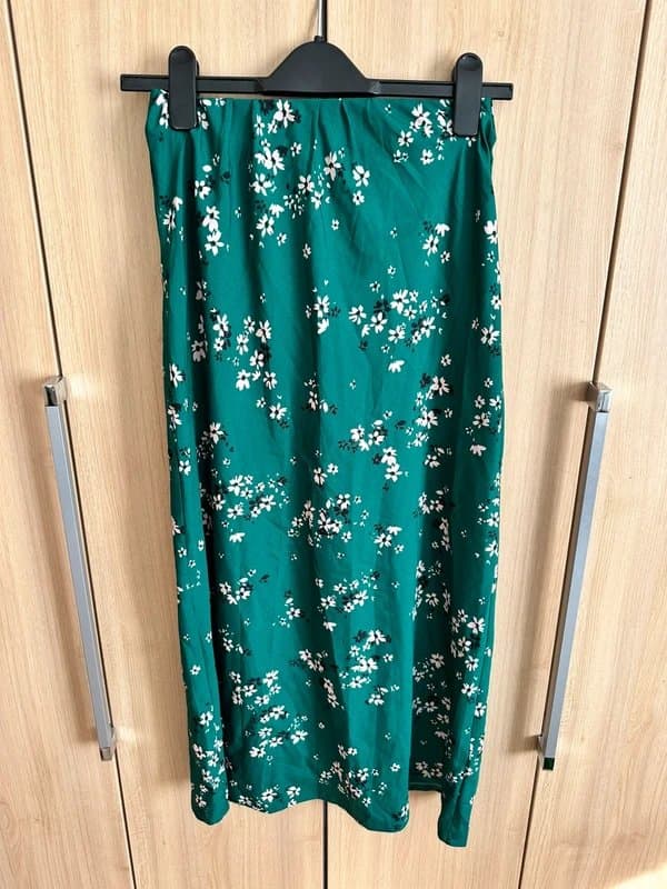Wednesday‘s Girl Floral midi skirt