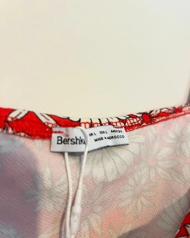 Bershka Bershka ruched corset detail cami crop top in red floral print - L
