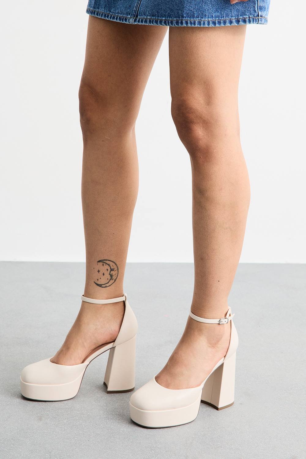 Faith Faith Women's : Cadence Faux Leather Closed Toe Chunky Platform Heeled Shoes in Beige - 2