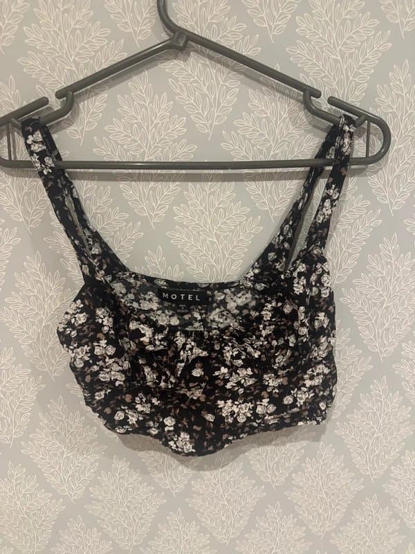 Motel Motel Rocks black ditsy floral crop top