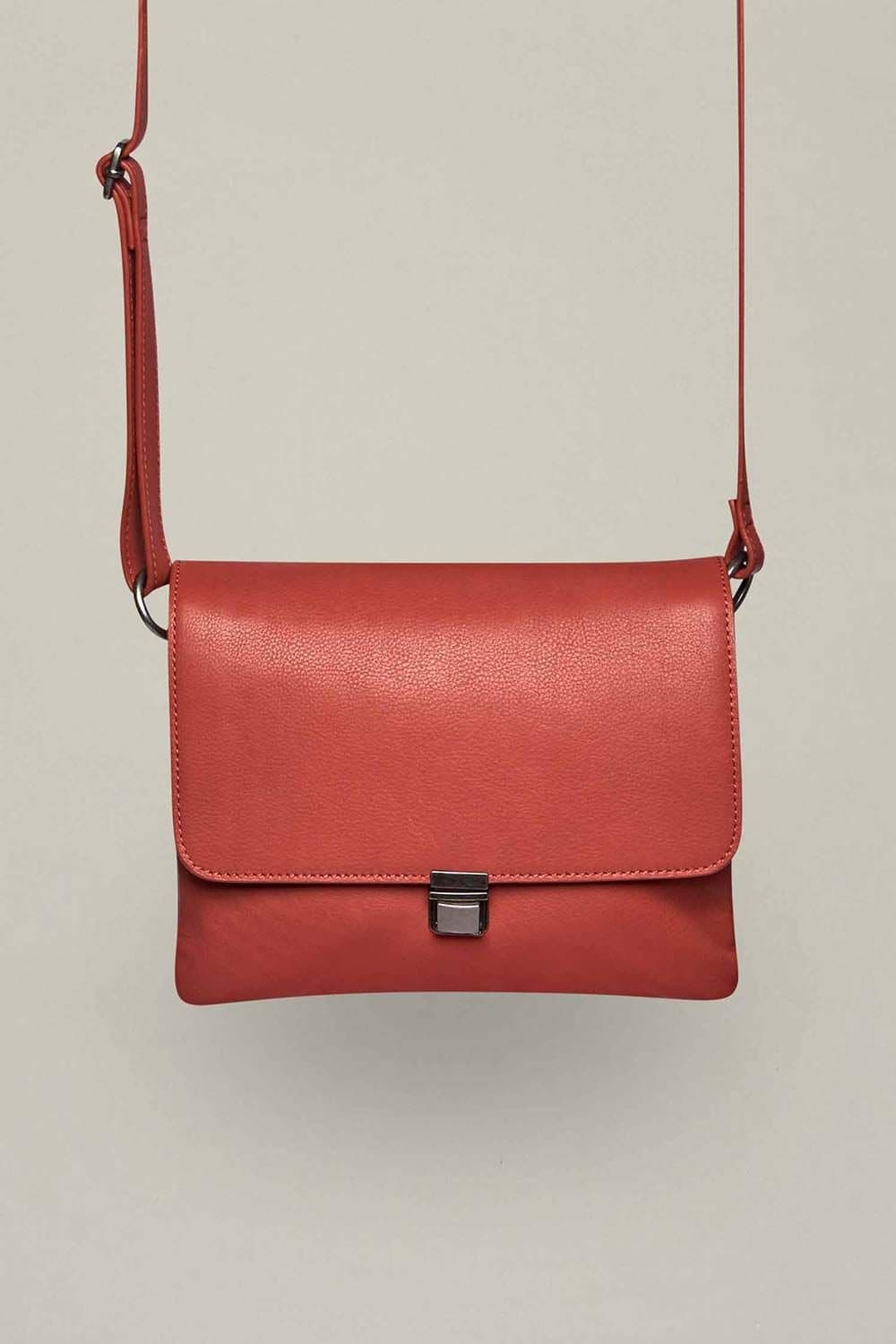 Moshulu Moshulu Women's 'Budburst' Dark Red Leather Shoulder Bag