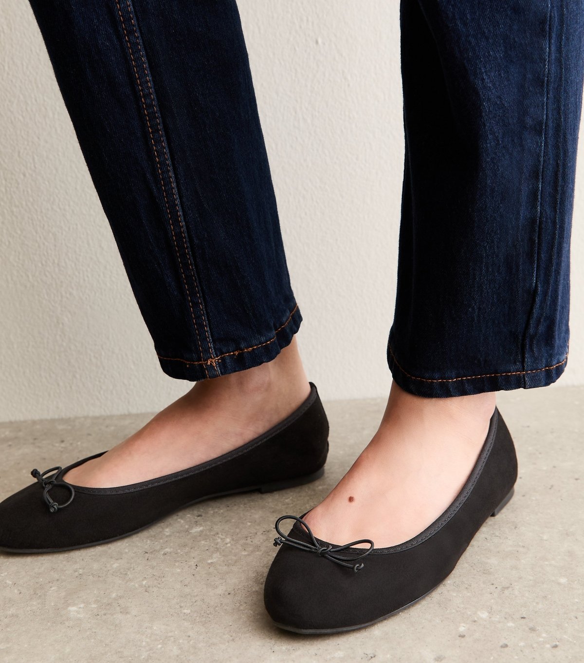 New Look Women's Black Suede-Look Bow-Trim Flat Ballerina Shoes New Look - 2