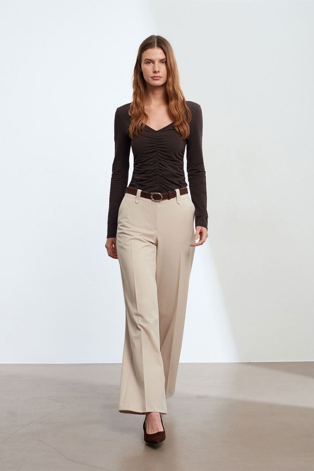 Dilvin Dilvin Women's Mid-Waist Wide-Leg Crepe Trousers in Stone - 4