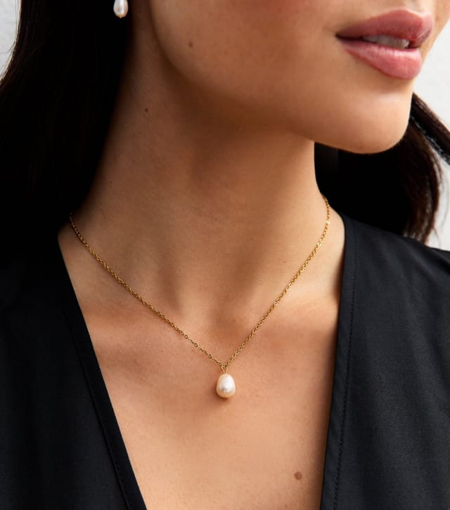 New Look Gold Tone Waterproof Faux Rose Pearl Pendant Necklace New Look - 2