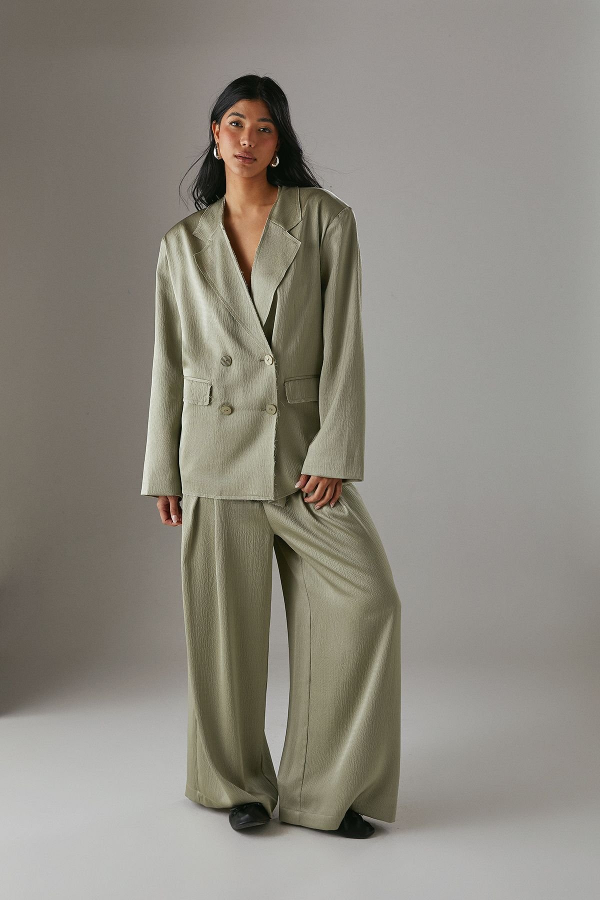 Warehouse Warehouse Women's Raw Edge Relaxed Satin Blazer in Khaki - 2