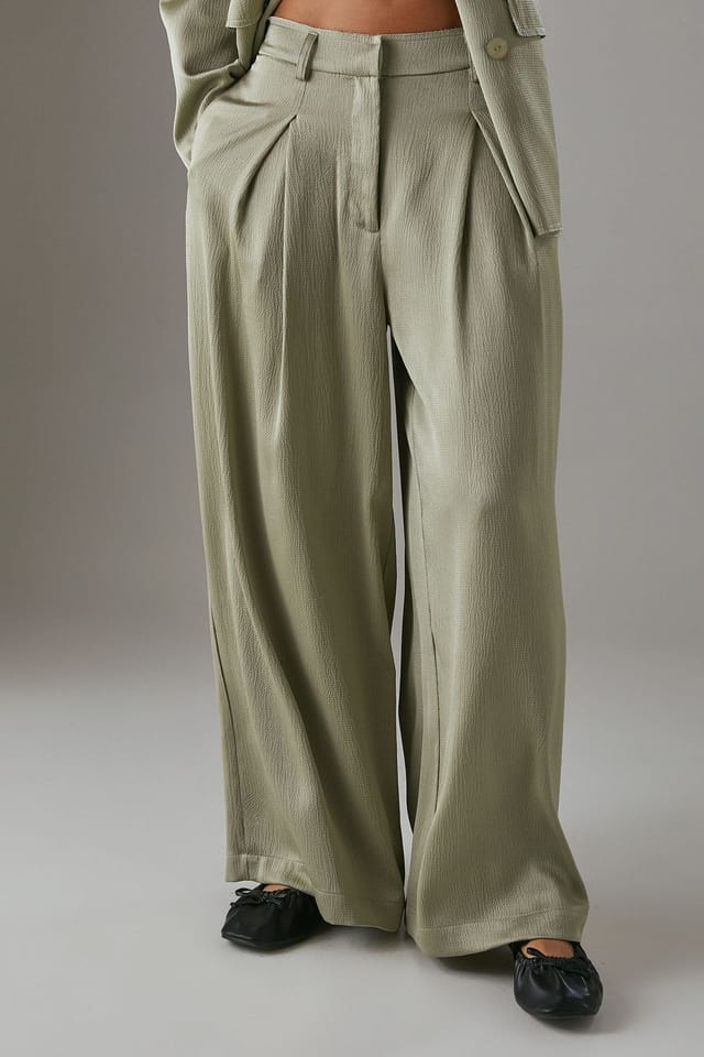 Warehouse Warehouse Women's Raw Edge Relaxed Satin Blazer in Khaki - 2