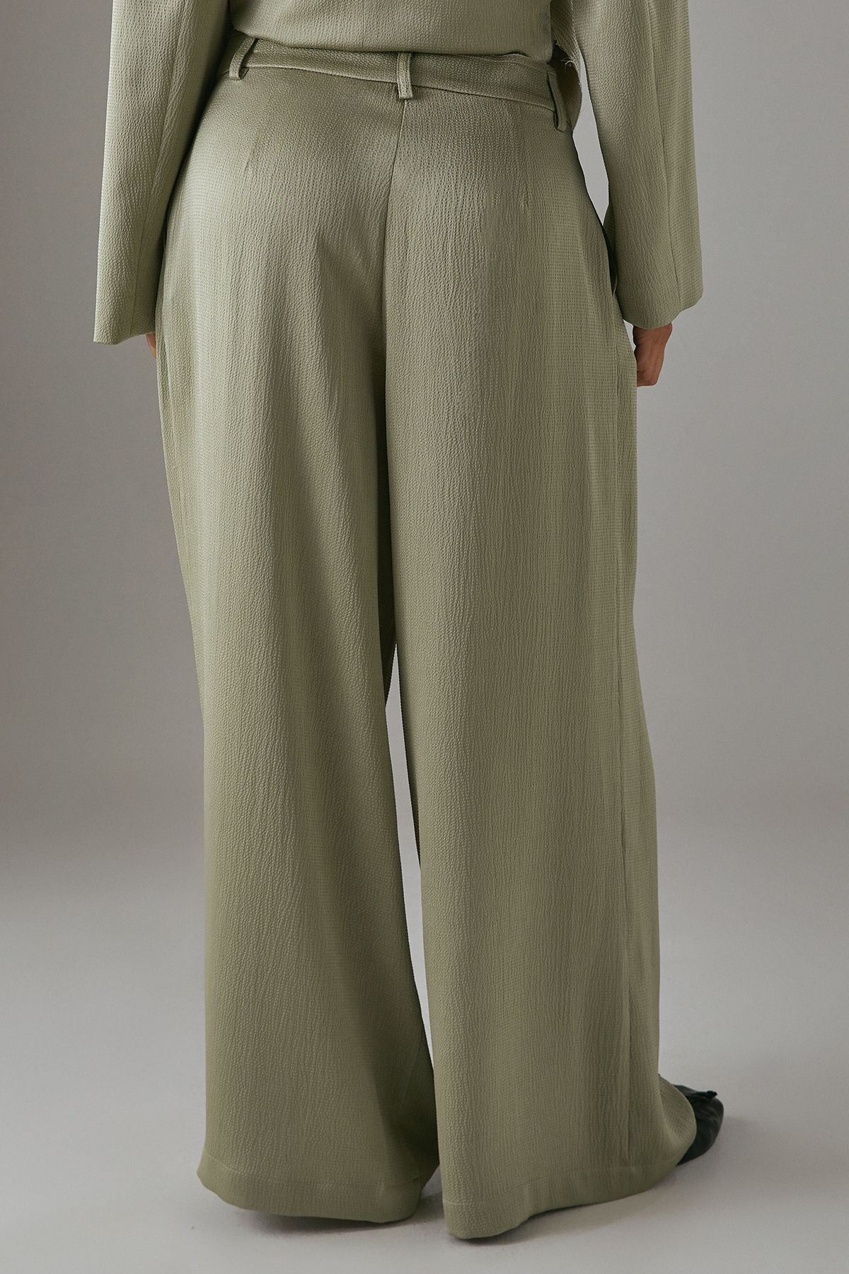 Warehouse Warehouse Women's Raw Edge Relaxed Satin Blazer in Khaki - 3