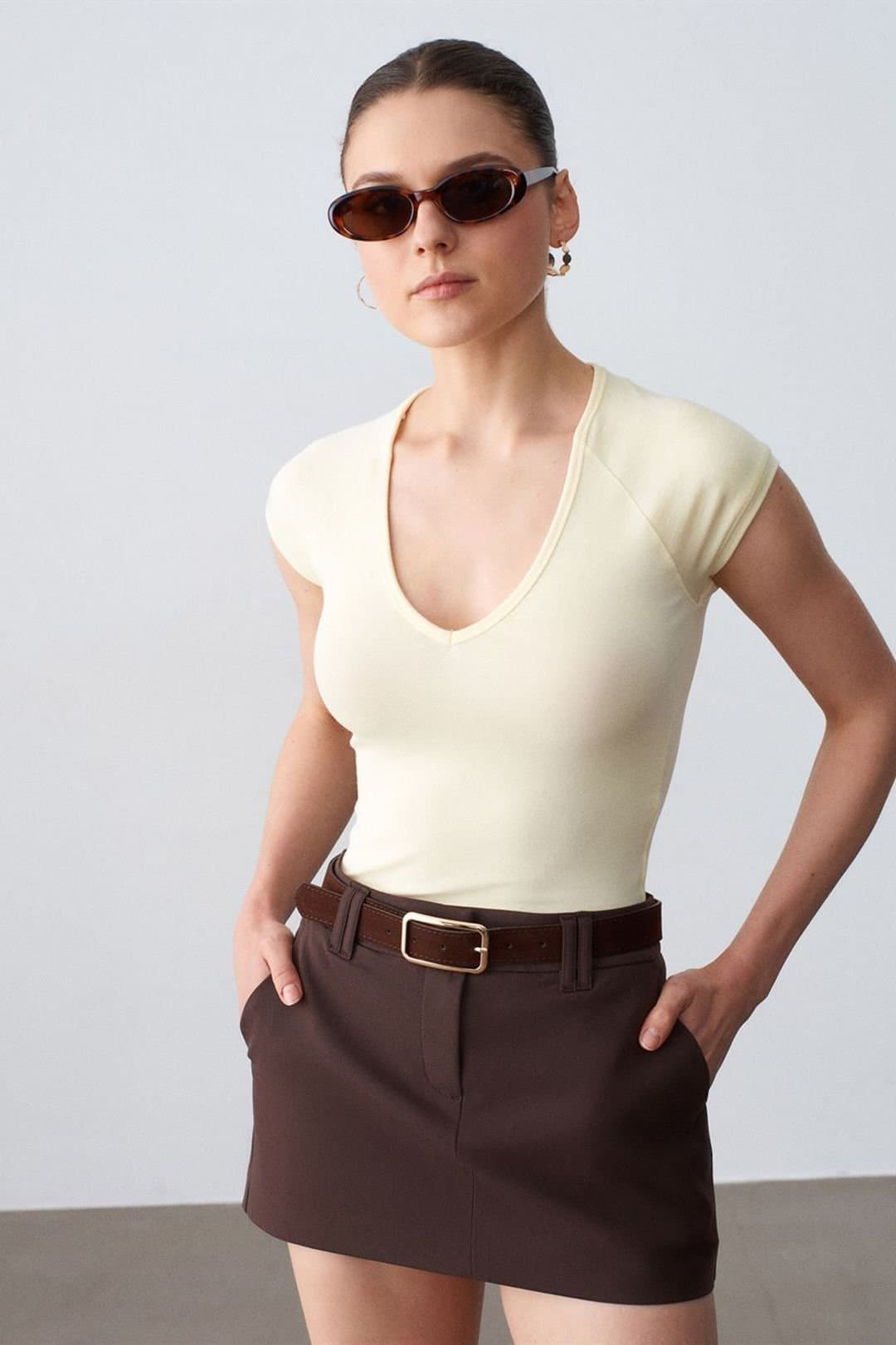 Dilvin Dilvin Women's High-Waist A-Line Mini Skirt With Belt in Chocolate