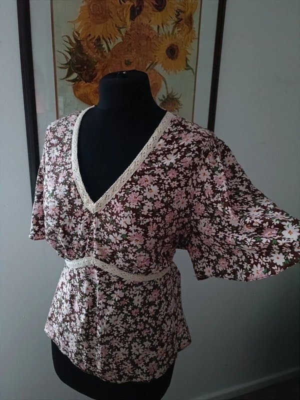 New Look New Look floral blouse with tie back size 16