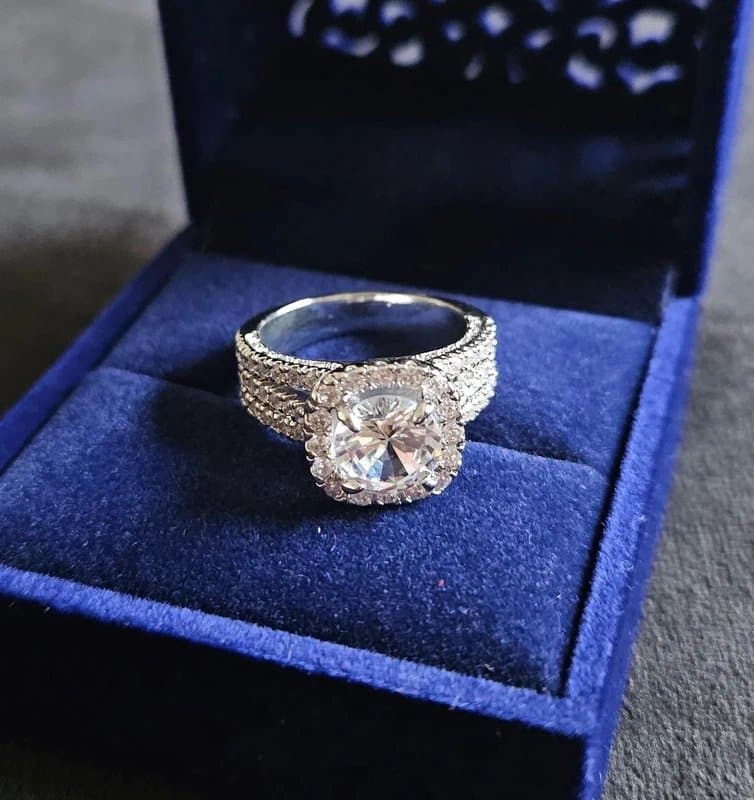 New Look Silver Halo Statement Ring with Large Crystal – Size N