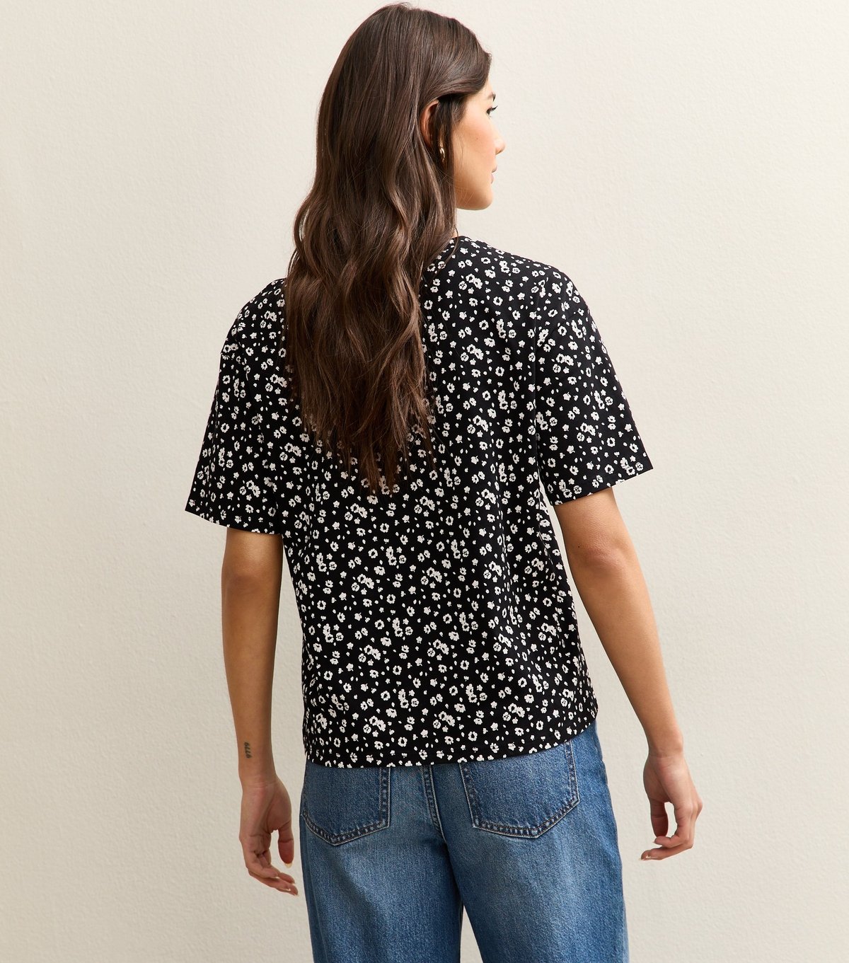 New Look Women's Black Floral Cotton Crew Neck T-Shirt New Look - 4