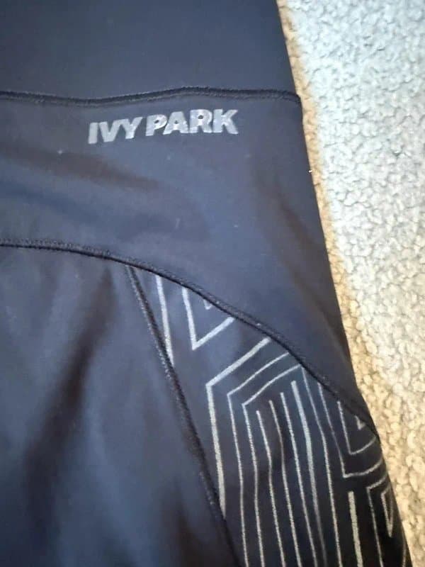 Ivy Park Ivy Park Linear V-waist cropped leggings - size M