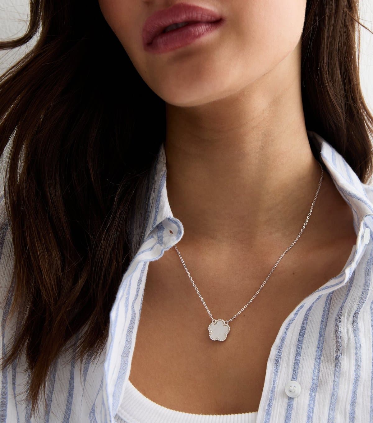 New Look White Flower Pendant Necklace New Look