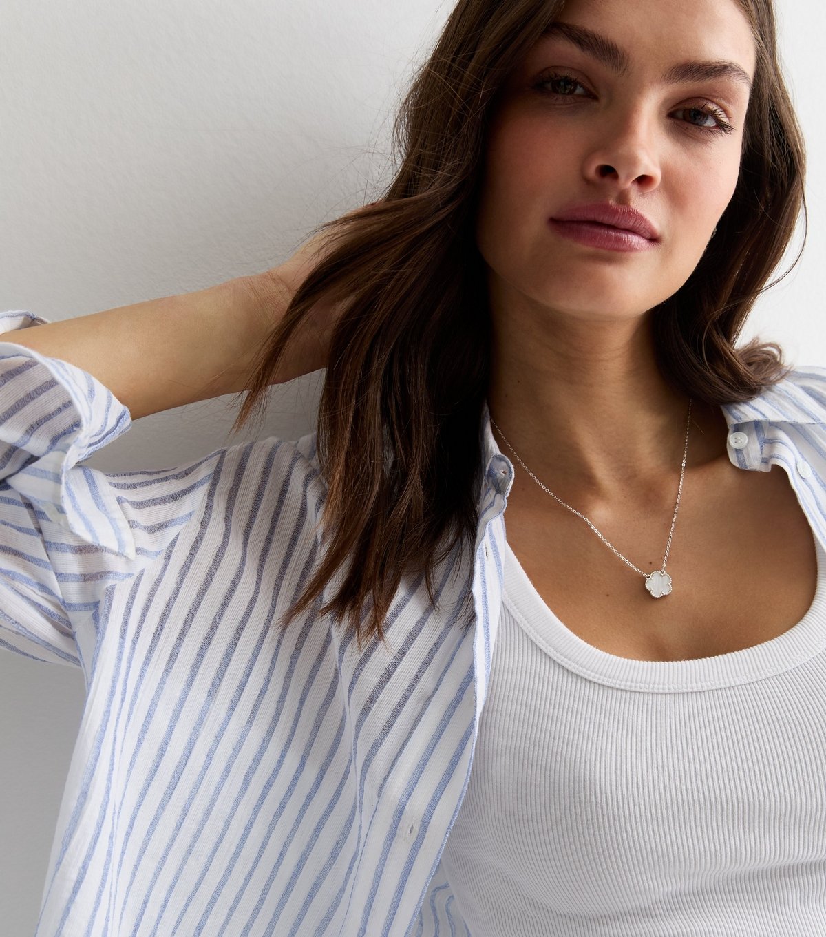 New Look White Flower Pendant Necklace New Look - 2