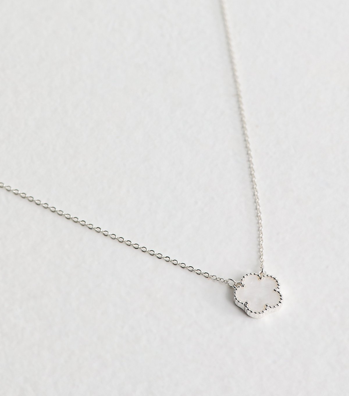 New Look White Flower Pendant Necklace New Look - 3