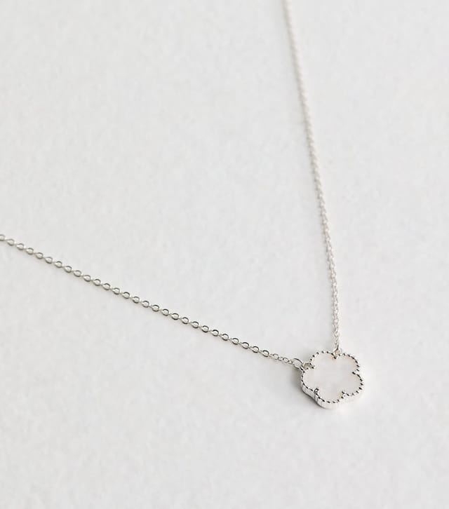 New Look White Flower Pendant Necklace New Look - 3