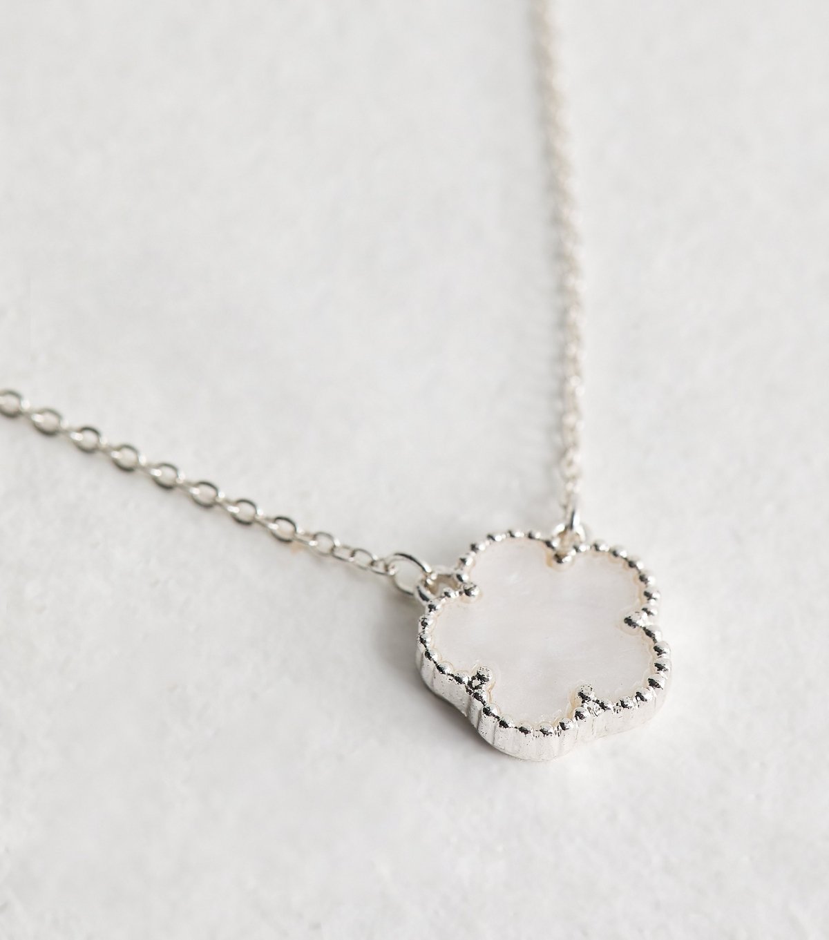 New Look White Flower Pendant Necklace New Look - 4