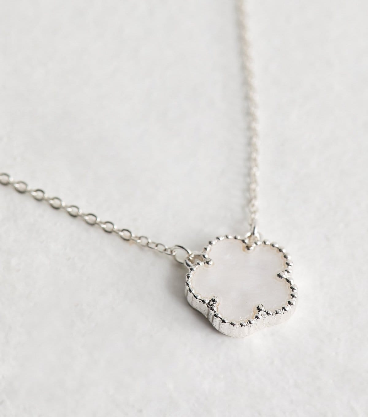 New Look White Flower Pendant Necklace New Look - 4