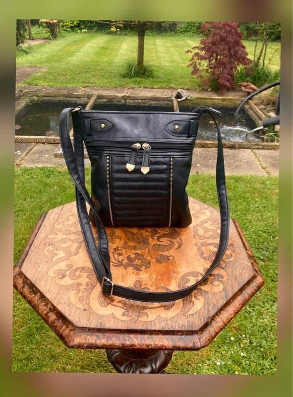 New Look 💎Excellent Condition💎 New Look  Jet Black Soft Quilted Faux Leather Messenger Crossbody Bag