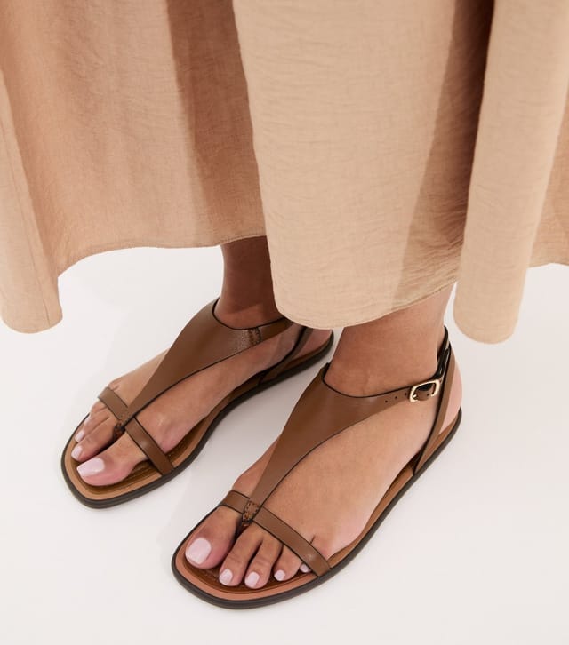 New Look Women's Brown Faux Leather Thong Sandals New Look - 2