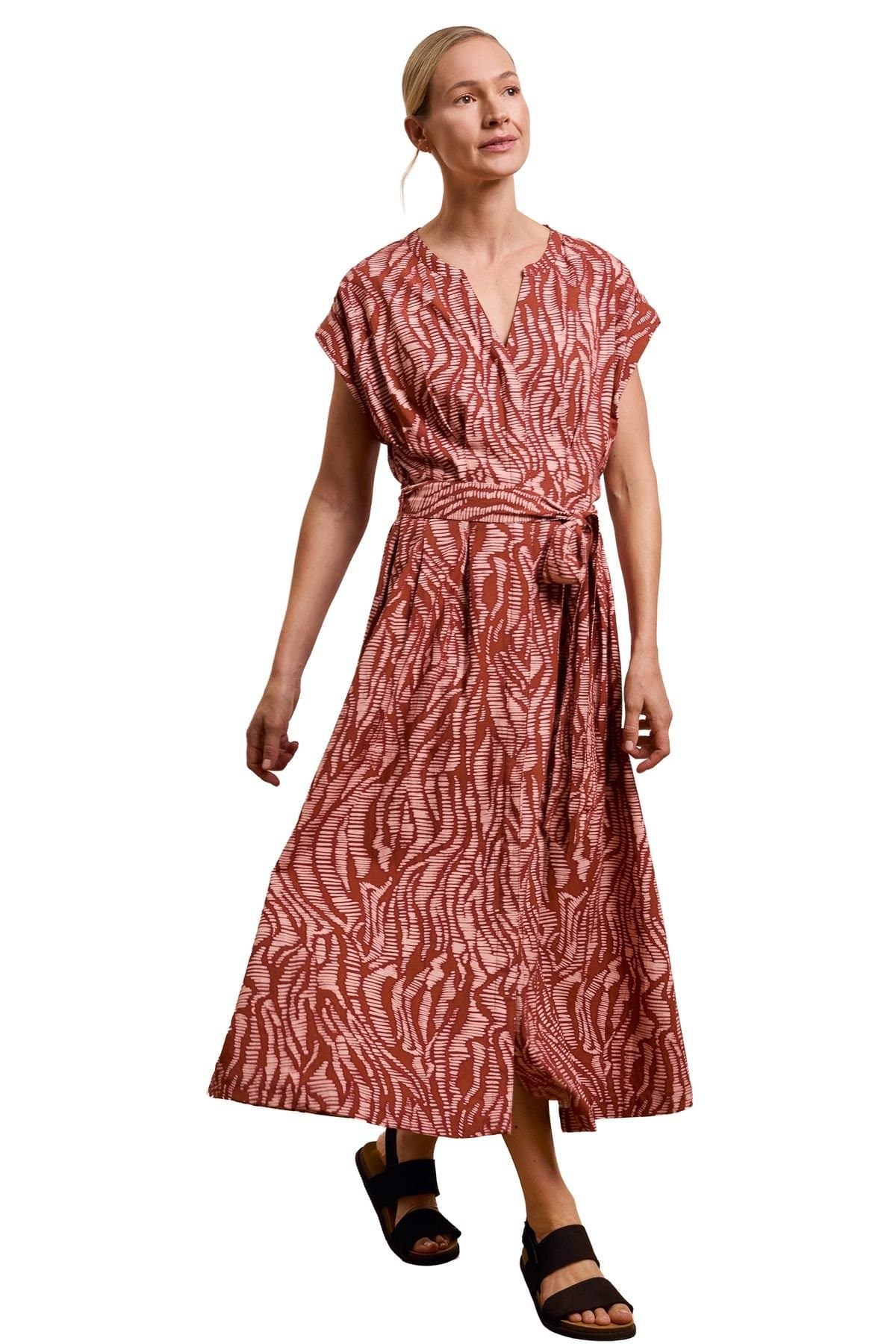 Celtic & Co Celtic & Co Women's Tie Waist Relaxed V-Neck Midi Dress in Maroon