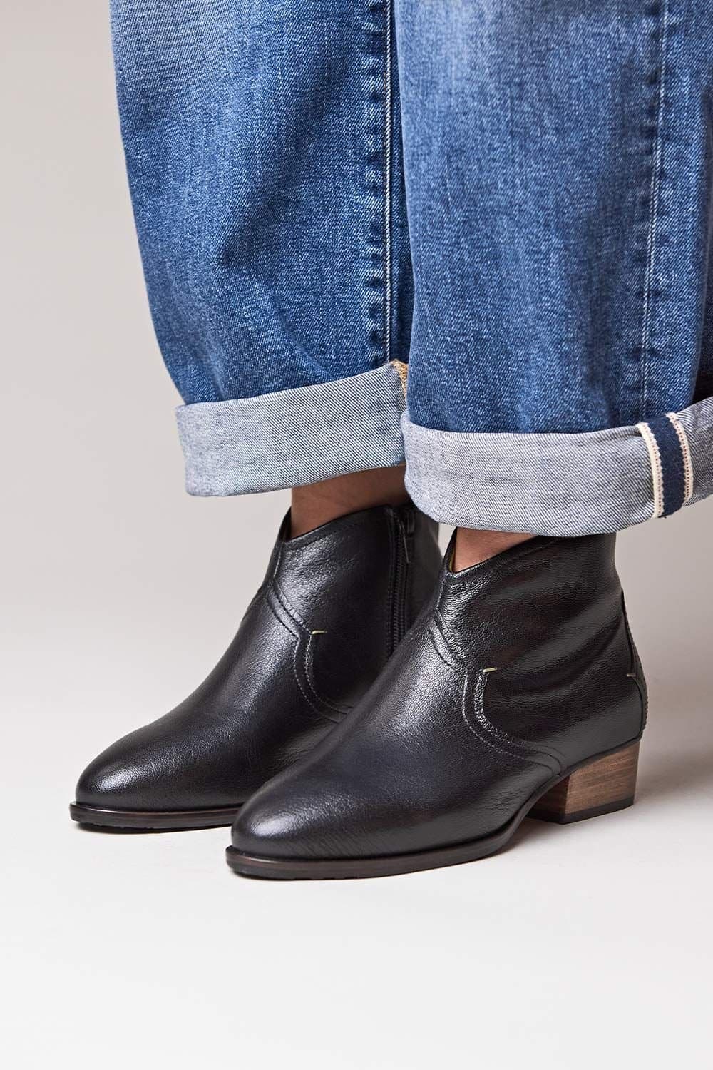 Moshulu Moshulu Women's 'Yardang' Western-style Heeled Ankle Boots in Black