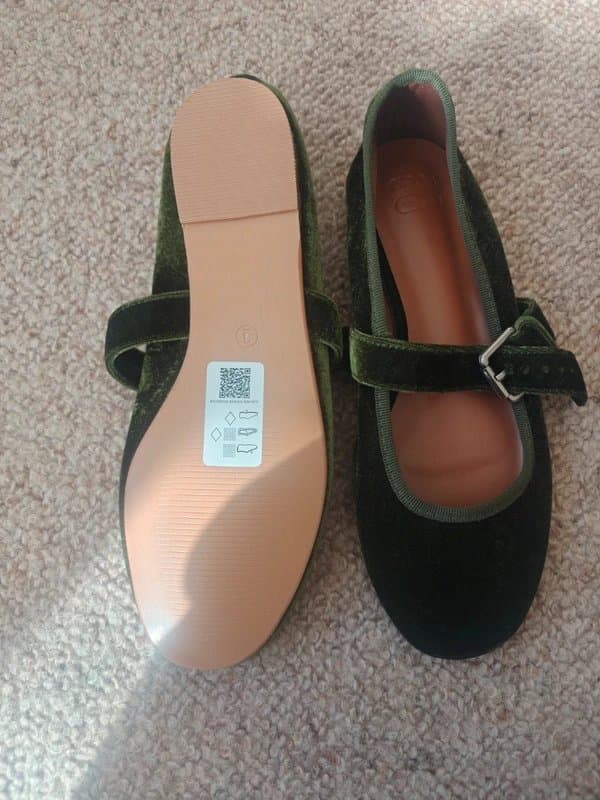 ASOS Design ASOS design green velvet flats. Size 6
